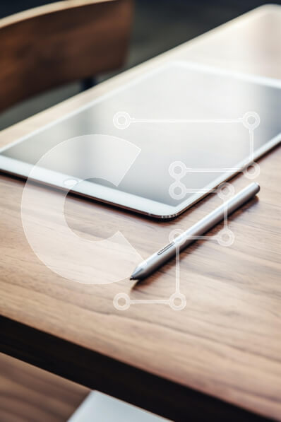 Intra Συλλεκτικό Ξύλινο Παζλ Plywood  4mm - Γραφίδα και ταμπλέτα σε ξύλινο τραπέζι Σε Ξύλινο Κουτί - Διαστάσεις Puzzle: 10x10 cm – 25 κομμάτια