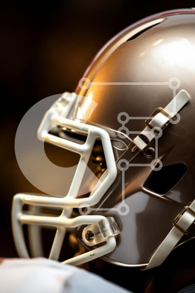 Intra Συλλεκτικό Ξύλινο Παζλ Plywood  4mm - Κοντινό πλάνο ενός κράνους ποδοσφαίρου Σε Ξύλινο Κουτί - Διαστάσεις Puzzle: 10x10 cm – 25 κομμάτια