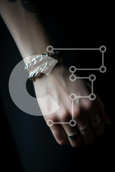 Intra Συλλεκτικό Ξύλινο Παζλ Plywood  4mm - Κοντινό πλάνο του ασημένιου κοσμήματος στο χέρι Σε Ξύλινο Κουτί - Διαστάσεις Puzzle: 10x10 cm – 25 κομμάτια