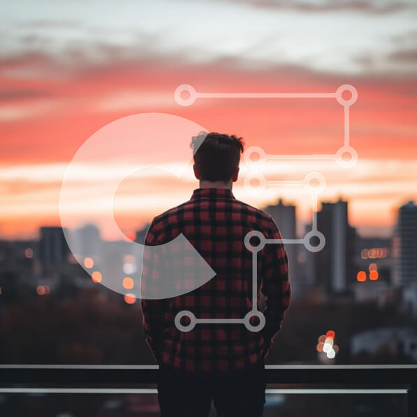 Σετ των 2 Intra Συλλεκτικό Ξύλινο Παζλ Plywood  4mm - Νεαρός άνδρας που παρακολουθεί το ηλιοβασίλεμα πέρα ​​από τον ορίζοντα της πόλης Σε Ξύλινο Κουτί - Διαστάσεις: 10x10 cm – 25 κομμάτια