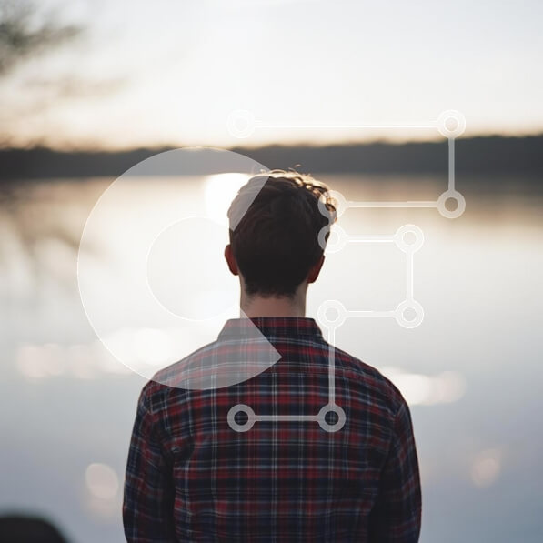 Intra Συλλεκτικό Ξύλινο Παζλ Plywood  4mm - Ένας νεαρός άνδρας που αντανακλάται δίπλα στη λίμνη στο ηλιοβασίλεμα Σε Ξύλινο Κουτί - Διαστάσεις: 10x10 cm – 25 κομμάτια