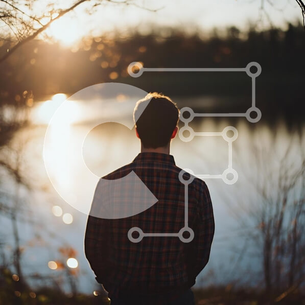 Intra Συλλεκτικό Ξύλινο Παζλ Plywood  4mm - Στοχαστική στιγμή δίπλα στο νερό στο ηλιοβασίλεμα Σε Ξύλινο Κουτί - Διαστάσεις: 10x10 cm – 25 κομμάτια