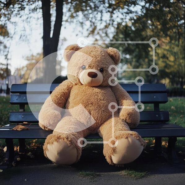 Intra Συλλεκτικό Ξύλινο Παζλ Plywood  4mm - Λούτρινο αρκουδάκι που κάθεται σε ένα παγκάκι στο πάρκο Σε Ξύλινο Κουτί - Διαστάσεις Puzzle: 10x10 cm – 25 κομμάτια