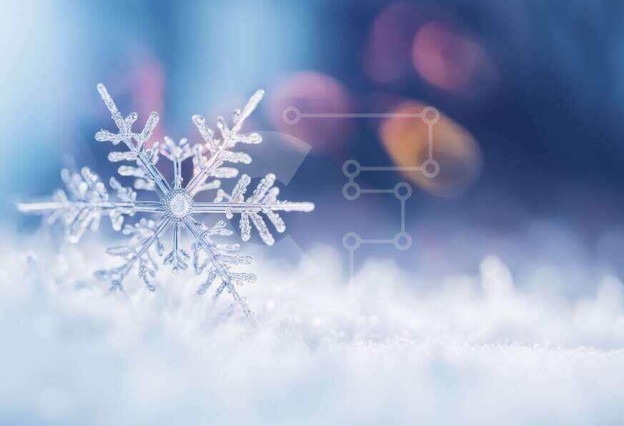 Intra Συλλεκτικό Ξύλινο Παζλ Plywood  4mm - Νιφάδα χιονιού σε χιονισμένο έδαφος με θολό φόντο Σε Ξύλινο Κουτί - Διαστάσεις Puzzle: 10x10 cm – 25 κομμάτια