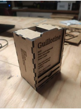 Intra απο ξύλο plywood 3mm-4mm πάχος - Θήκη επιτραπέζιου παιχνιδιού Guillotine Δίασταση 30x30 cm Intraeaxys-67wzlml7