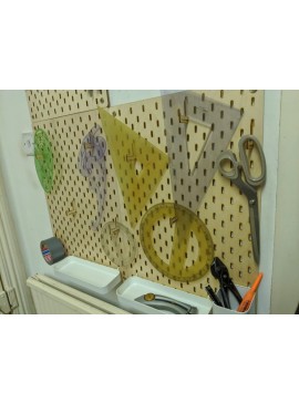 Intra απο ξύλο plywood 3mm-4mm πάχος - IKEA SKADIS Συμβατοί γάντζοι με μανταλάκια και κουμπωτά Δίασταση 30x30 cm Intraeaxys-yonem2po