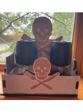 Intra απο ξύλο plywood 3mm-4mm πάχος - Πειρατική θήκη χαρτοπετσέτας με σέικερ για αλάτι και πιπέρι Δίασταση 30x30 cm Intraeaxys-qommj35o