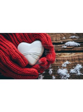 Intra Συλλεκτικό Ξύλινο Παζλ Plywood  4mm - Καρδιά με κόκκινα γάντια σε ξύλινη επιφάνεια με χιόνι Σε Ξύλινο Κουτί - Διαστάσεις Puzzle: 10x10 cm – 25 κομμάτια