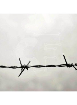 Intra Συλλεκτικό Ξύλινο Παζλ Plywood  4mm - Φράχτη από συρματοπλέγματα σε μια ομιχλώδη ατμόσφαιρα Σε Ξύλινο Κουτί - Διαστάσεις Puzzle: 10x10 cm – 25 κομμάτια