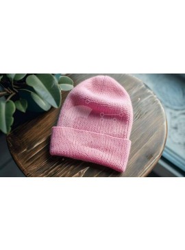 Intra Συλλεκτικό Ξύλινο Παζλ Plywood  4mm - Ροζ πλεκτό καπέλο Beanie σε ξύλινο τραπέζι Σε Ξύλινο Κουτί - Διαστάσεις Puzzle: 10x10 cm – 25 κομμάτια