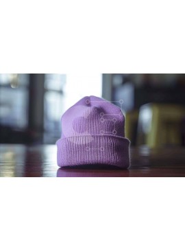 Intra Συλλεκτικό Ξύλινο Παζλ Plywood  4mm - Μωβ πλεκτό καπέλο Beanie σε ξύλινο τραπέζι Σε Ξύλινο Κουτί - Διαστάσεις Puzzle: 10x10 cm – 25 κομμάτια