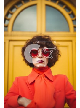 Intra Συλλεκτικό Ξύλινο Παζλ Plywood  4mm - Γυναίκα με πορτοκαλί σακάκι και κόκκινα γυαλιά ηλίου που στέκεται μπροστά από την κίτρινη πόρτα Σε Ξύλινο Κουτί - Διαστάσεις Puzzle: 10x10 cm – 25 κομμάτια