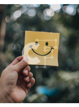 Intra Συλλεκτικό Ξύλινο Παζλ Plywood  4mm - Smiley Face Yellow Post-It Note κρατημένο στο χέρι με φυσικό φόντο Σε Ξύλινο Κουτί - Διαστάσεις: 10x10 cm – 25 κομμάτια