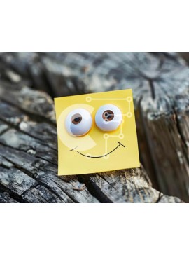 Intra Συλλεκτικό Ξύλινο Παζλ Plywood  4mm - Κίτρινο Post-it Note με μάτια σε ξύλινη επιφάνεια Σε Ξύλινο Κουτί - Διαστάσεις: 10x10 cm – 25 κομμάτια