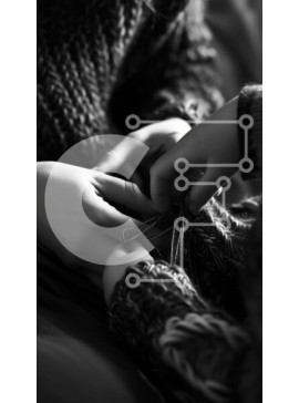 Intra Συλλεκτικό Ξύλινο Παζλ Plywood  4mm - Ασπρόμαυρη εικόνα των χεριών που κρατούν το νήμα Σε Ξύλινο Κουτί - Διαστάσεις Puzzle: 10x10 cm – 25 κομμάτια