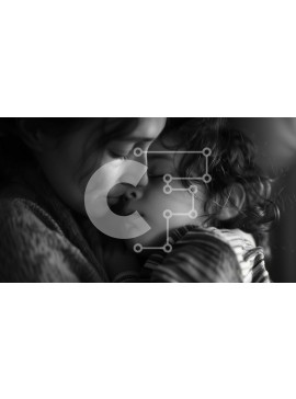 Intra Συλλεκτικό Ξύλινο Παζλ Plywood  4mm - Μητέρα που αγκαλιάζει το κοιμισμένο παιδί της Σε Ξύλινο Κουτί - Διαστάσεις Puzzle: 10x10 cm – 25 κομμάτια