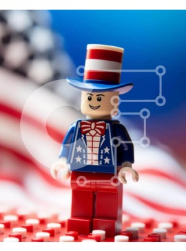 Intra Συλλεκτικό Ξύλινο Παζλ Plywood  4mm - Πατριωτική φιγούρα Lego στον εορτασμό της 4ης Ιουλίου Σε Ξύλινο Κουτί - Διαστάσεις Puzzle: 10x10 cm – 25 κομμάτια