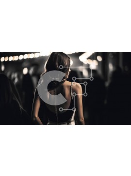 Intra Συλλεκτικό Ξύλινο Παζλ Plywood  4mm - Κομψή γυναίκα που στέκεται στο δρόμο με την πλάτη γυρισμένη στο πλήθος Σε Ξύλινο Κουτί - Διαστάσεις Puzzle: 10x10 cm – 25 κομμάτια