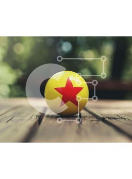 Intra Συλλεκτικό Ξύλινο Παζλ Plywood  4mm - Κίτρινη μπάλα με κόκκινο αστέρι σε ξύλινο τραπέζι Σε Ξύλινο Κουτί - Διαστάσεις Puzzle: 10x10 cm – 25 κομμάτια