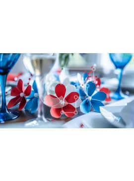 Intra Συλλεκτικό Ξύλινο Παζλ Plywood  4mm - Τραπέζι σε κόκκινο, λευκό και μπλε με ποτήρια κρασιού και χάρτινα λουλούδια Σε Ξύλινο Κουτί - Διαστάσεις Puzzle: 10x10 cm – 25 κομμάτια