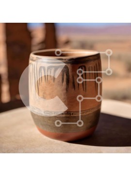 Intra Συλλεκτικό Ξύλινο Παζλ Plywood  4mm - Κεραμικό κύπελλο σε τραπέζι εξωτερικού χώρου με τοπίο της ερήμου Σε Ξύλινο Κουτί - Διαστάσεις: 10x10 cm – 25 κομμάτια