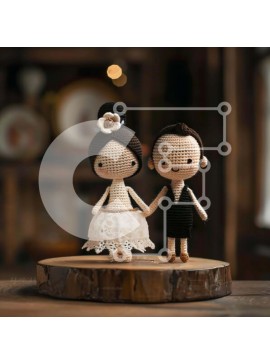 Intra Συλλεκτικό Ξύλινο Παζλ Plywood  4mm - Κροσέ κούκλες που κρατούν τα χέρια σε ξύλινο κούτσουρο Σε Ξύλινο Κουτί - Διαστάσεις Puzzle: 10x10 cm – 25 κομμάτια