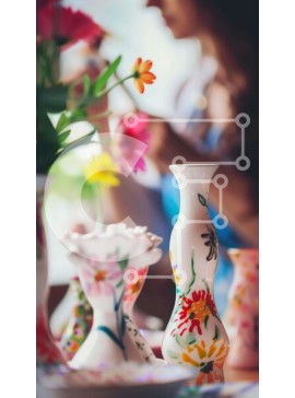 Intra Συλλεκτικό Ξύλινο Παζλ Plywood  4mm - Γυναίκα με πολύχρωμα βάζα στο δωμάτιο Σε Ξύλινο Κουτί - Διαστάσεις Puzzle: 10x10 cm – 25 κομμάτια