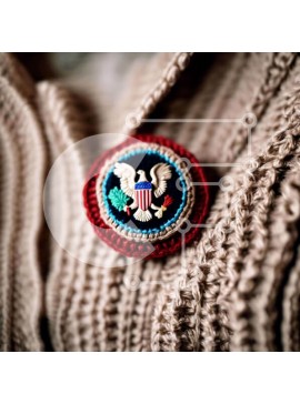 Intra Συλλεκτικό Ξύλινο Παζλ Plywood  4mm - Κόκκινη, λευκή και μπλε καρφίτσα με σχέδιο American Eagle Σε Ξύλινο Κουτί - Διαστάσεις Puzzle: 10x10 cm – 25 κομμάτια