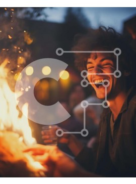 Intra Συλλεκτικό Ξύλινο Παζλ Plywood  4mm - Νεαρός άνδρας γύρω από την ανοιχτή φωτιά με φίλους και οικογένεια Σε Ξύλινο Κουτί - Διαστάσεις Puzzle: 10x10 cm – 25 κομμάτια