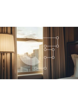 Intra Συλλεκτικό Ξύλινο Παζλ Plywood  4mm - Ήσυχο υπνοδωμάτιο με λευκά κλινοσκεπάσματα και παράθυρο που βλέπει στο φωτιστικό Σε Ξύλινο Κουτί - Διαστάσεις Puzzle: 10x10 cm – 25 κομμάτια