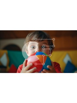 Intra Συλλεκτικό Ξύλινο Παζλ Plywood  4mm - Νεαρό αγόρι που παίζει με τη φουσκωτή μπάλα Σε Ξύλινο Κουτί - Διαστάσεις Puzzle: 10x10 cm – 25 κομμάτια