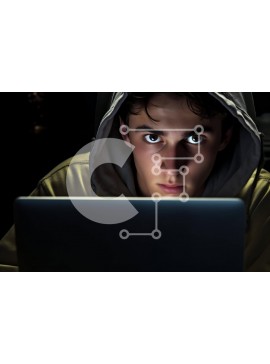 Intra Συλλεκτικό Ξύλινο Παζλ Plywood  4mm - Νεαρός άνδρας που χρησιμοποιεί φορητό υπολογιστή στο σκοτάδι Σε Ξύλινο Κουτί - Διαστάσεις Puzzle: 10x10 cm – 25 κομμάτια