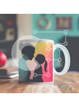 Intra Συλλεκτικό Ξύλινο Παζλ Plywood  4mm - Γοητευτική σκηνή μιας γυναίκας που φιλάει το παιδί σε μια κούπα καφέ Σε Ξύλινο Κουτί - Διαστάσεις Puzzle: 10x10 cm – 25 κομμάτια