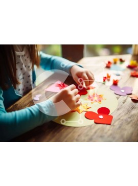 Intra Συλλεκτικό Ξύλινο Παζλ Plywood  4mm - Νεαρό κορίτσι που κατασκευάζει χειροτεχνίες από χαρτί Σε Ξύλινο Κουτί - Διαστάσεις Puzzle: 10x10 cm – 25 κομμάτια