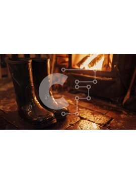 Intra Συλλεκτικό Ξύλινο Παζλ Plywood  4mm - Μαύρες μπότες βροχής δίπλα στο τζάκι Σε Ξύλινο Κουτί - Διαστάσεις: 10x10 cm – 25 κομμάτια