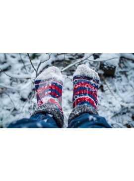 Intra Συλλεκτικό Ξύλινο Παζλ Plywood  4mm - Πόδια ατόμου καλυμμένα στο χιόνι με κόκκινες και μπλε κάλτσες Σε Ξύλινο Κουτί - Διαστάσεις Puzzle: 10x10 cm – 25 κομμάτια