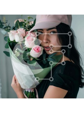 Σετ των 2 Intra Συλλεκτικό Ξύλινο Παζλ Plywood  4mm - Νεαρή γυναίκα που κρατά μπουκέτο με ροζ τριαντάφυλλα Σε Ξύλινο Κουτί - Διαστάσεις: 10x10 cm – 25 κομμάτια