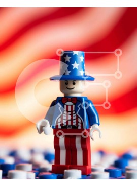 Intra Συλλεκτικό Ξύλινο Παζλ Plywood  4mm - Γιορτή 4ης Ιουλίου με φιγούρα Lego Σε Ξύλινο Κουτί - Διαστάσεις Puzzle: 10x10 cm – 25 κομμάτια