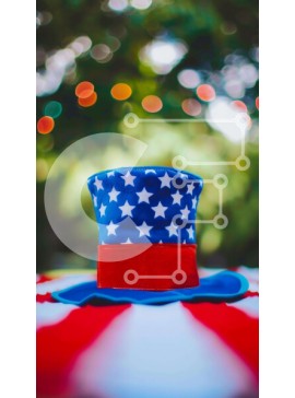 Intra Συλλεκτικό Ξύλινο Παζλ Plywood  4mm - Πατριωτικό καπέλο σε τραπεζομάντιλο αμερικανικής σημαίας Σε Ξύλινο Κουτί - Διαστάσεις Puzzle: 10x10 cm – 25 κομμάτια