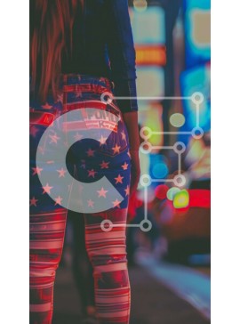 Intra Συλλεκτικό Ξύλινο Παζλ Plywood  4mm - Γυναίκα με παντελόνι με θέμα την αμερικανική σημαία στο City Street τη νύχτα Σε Ξύλινο Κουτί - Διαστάσεις Puzzle: 10x10 cm – 25 κομμάτια