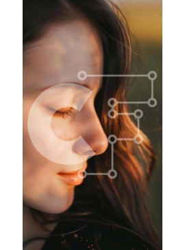 Intra Συλλεκτικό Ξύλινο Παζλ Plywood  4mm - Νεαρή γυναίκα στο ανοιχτό πεδίο με τα μάτια κλειστά Σε Ξύλινο Κουτί - Διαστάσεις Puzzle: 10x10 cm – 25 κομμάτια