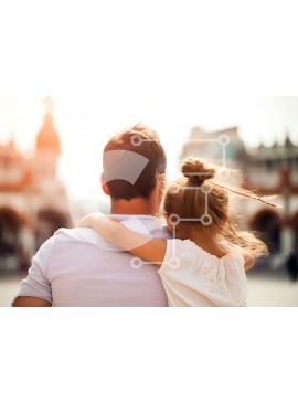 Intra Συλλεκτικό Ξύλινο Παζλ Plywood  4mm - Πατέρας και κόρη περπατούν στην πόλη Σε Ξύλινο Κουτί - Διαστάσεις Puzzle: 10x10 cm – 25 κομμάτια