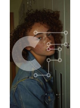 Intra Συλλεκτικό Ξύλινο Παζλ Plywood  4mm - Νεαρή γυναίκα που κλίνει ενάντια στα ντουλάπια Σε Ξύλινο Κουτί - Διαστάσεις Puzzle: 10x10 cm – 25 κομμάτια