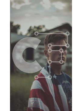 Intra Συλλεκτικό Ξύλινο Παζλ Plywood  4mm - Νεαρός άνδρας με αμερικανική σημαία στο παλιό κτίριο Σε Ξύλινο Κουτί - Διαστάσεις Puzzle: 10x10 cm – 25 κομμάτια