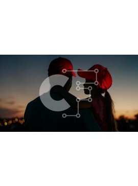 Intra Συλλεκτικό Ξύλινο Παζλ Plywood  4mm - Πατέρας και κόρη που αγκαλιάζονται στο ηλιοβασίλεμα Σε Ξύλινο Κουτί - Διαστάσεις Puzzle: 10x10 cm – 25 κομμάτια