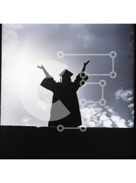 Intra Συλλεκτικό Ξύλινο Παζλ Plywood  4mm - Σιλουέτα ενός πτυχιούχου ατόμου Σε Ξύλινο Κουτί - Διαστάσεις Puzzle: 10x10 cm – 25 κομμάτια