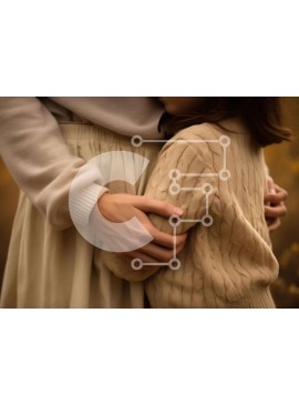 Intra Συλλεκτικό Ξύλινο Παζλ Plywood  4mm - Μητέρα και κόρη που αγκαλιάζονται Σε Ξύλινο Κουτί - Διαστάσεις Puzzle: 10x10 cm – 25 κομμάτια