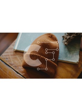 Intra Συλλεκτικό Ξύλινο Παζλ Plywood  4mm - Καφέ πλεκτό καπέλο Beanie στην κορυφή ενός ανοιχτού βιβλίου Σε Ξύλινο Κουτί - Διαστάσεις Puzzle: 10x10 cm – 25 κομμάτια