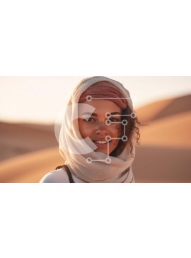 Intra Συλλεκτικό Ξύλινο Παζλ Plywood  4mm - Χαμογελαστή γυναίκα με μαντήλι αραβικού στιλ στην έρημο Σε Ξύλινο Κουτί - Διαστάσεις Puzzle: 10x10 cm – 25 κομμάτια