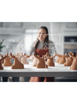 Σετ των 2 Intra Συλλεκτικό Ξύλινο Παζλ Plywood  4mm - Γυναίκα που εργάζεται στην κουζίνα με ειδώλια σοκολάτας ταράνδων Σε Ξύλινο Κουτί - Διαστάσεις: 10x10 cm – 25 κομμάτια